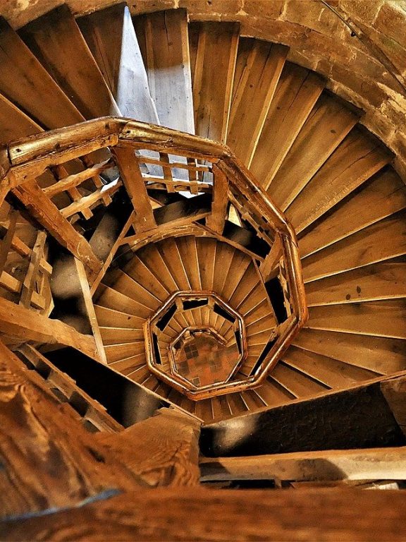 Comment rénover un escalier en bois sans poncer ?