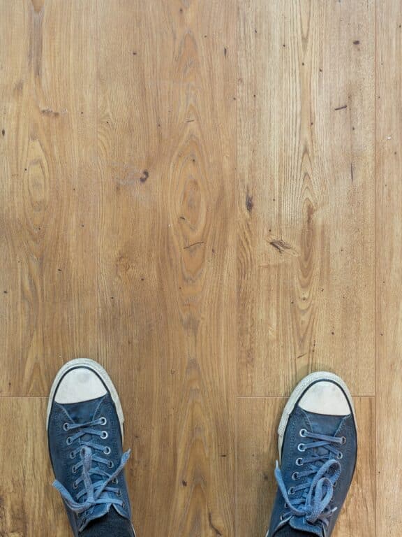 Peut-on fixer un plancher à l’aide de scotch ?